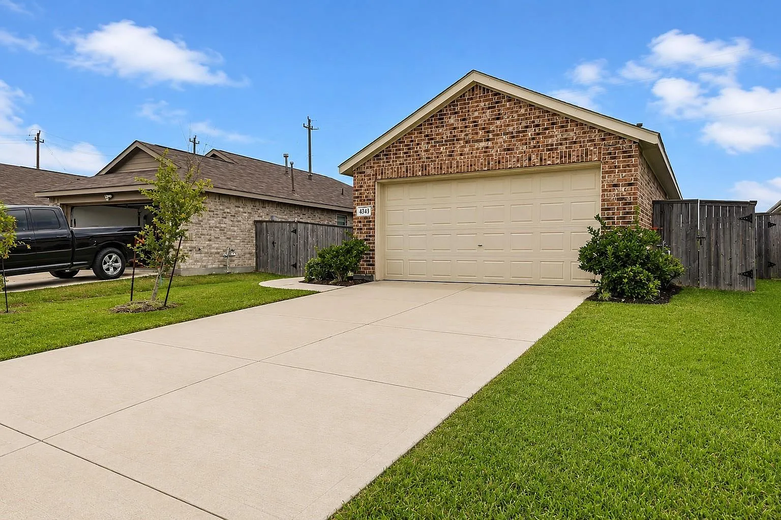 3 bed, 2.0 bath, 1198 sqft, $2,100 — Photo 3