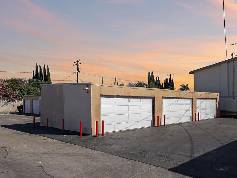 Anaheim Place — Photo 13