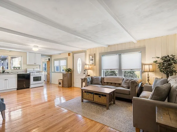11 West Rd, Forestdale, MA 02644