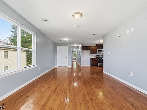 3rd image of 572 S 11Th St