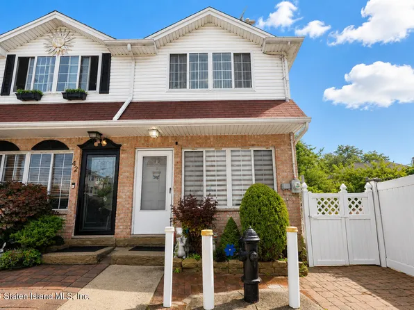 44 Impala Ct, Staten Island, NY 10305