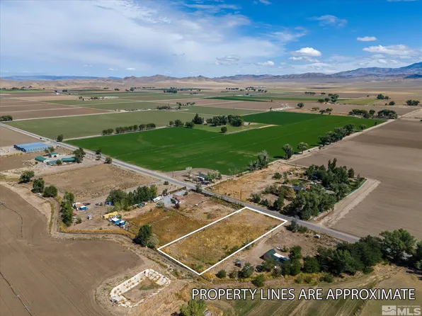 Mac Kenzie Ln, Yerington, NV 89447
