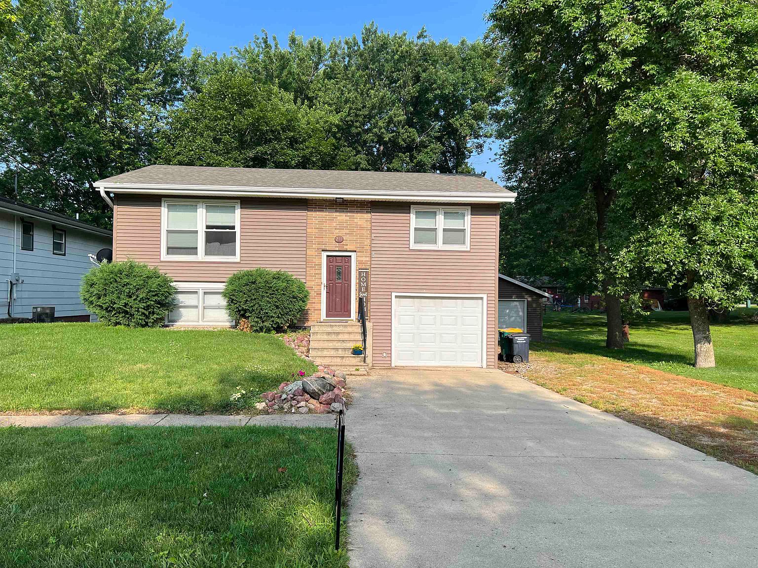 211 E 6th St, Lake Park, IA 51347 Zillow