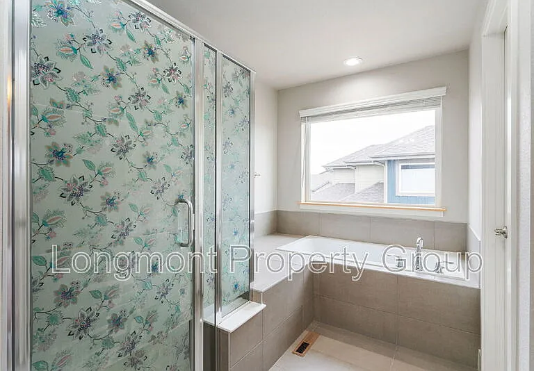 1303 S Oak Ct — Photo 14