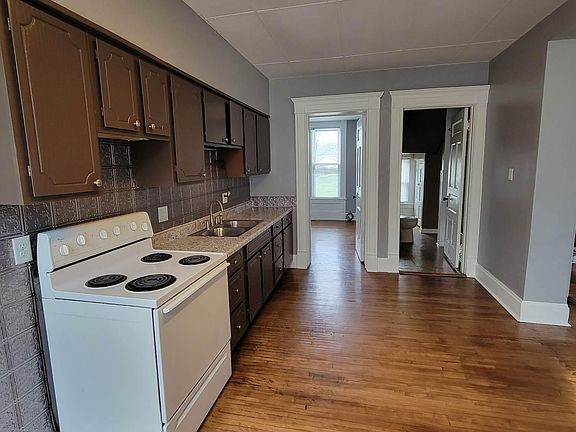 3rd image of 136 Maple Ave #1