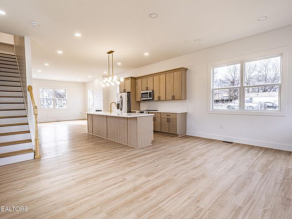 5th image of 2823 Johnston St