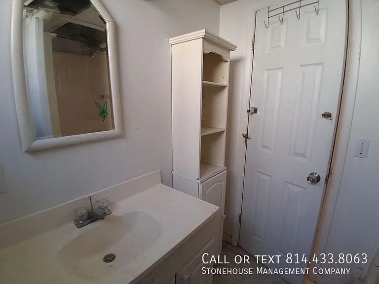 422 W 10th St #8 — Photo 8