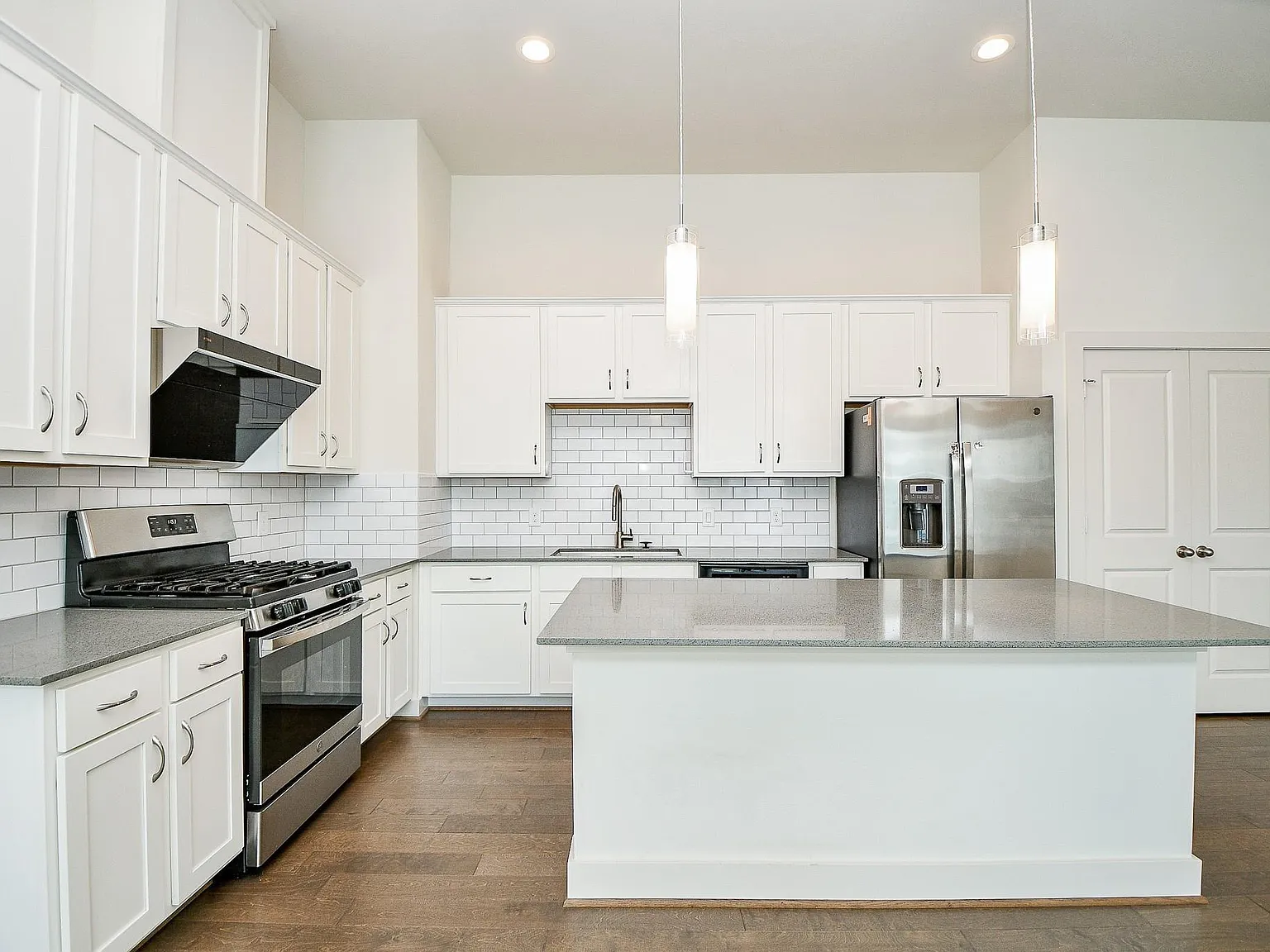 3 bed, 2.5 bath, 1531 sqft, $2,100 — Photo 3