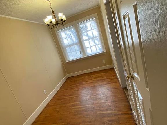4th image of 1208 Oakgrove Ave