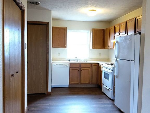 5th image of 251 Woodridge Ct APT B