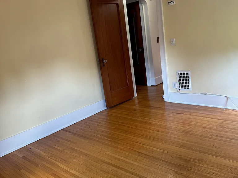 medium bedroom (furnishing available)