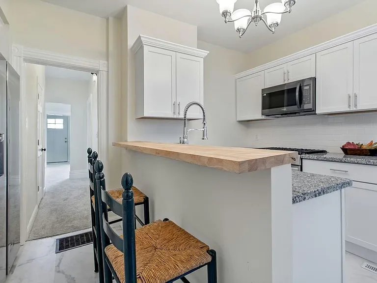 462 Beaumont St — Photo 2