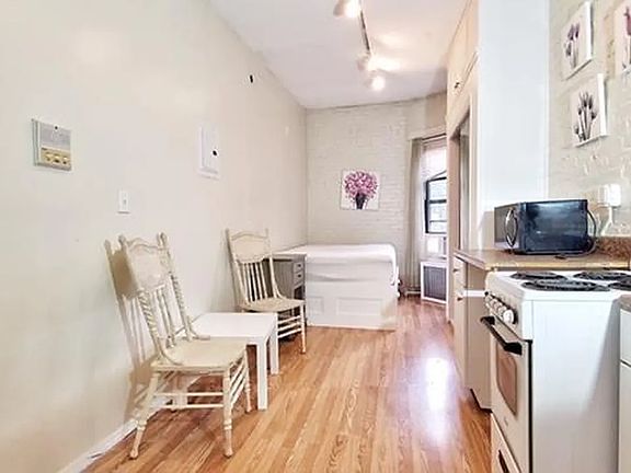 3rd image of 271 W 90th St APT 15