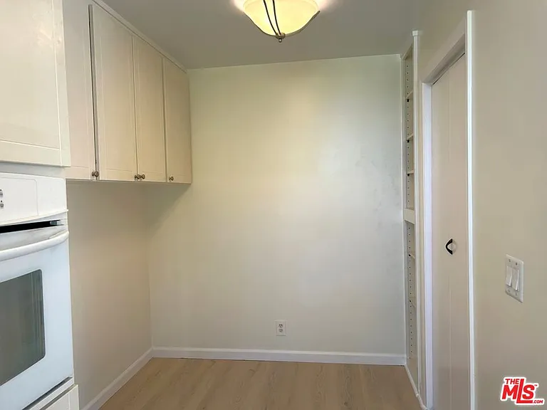 1375 Kelton Ave #404 — Photo 11