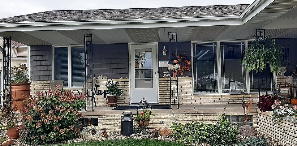 1st image of 609 3rd St SE