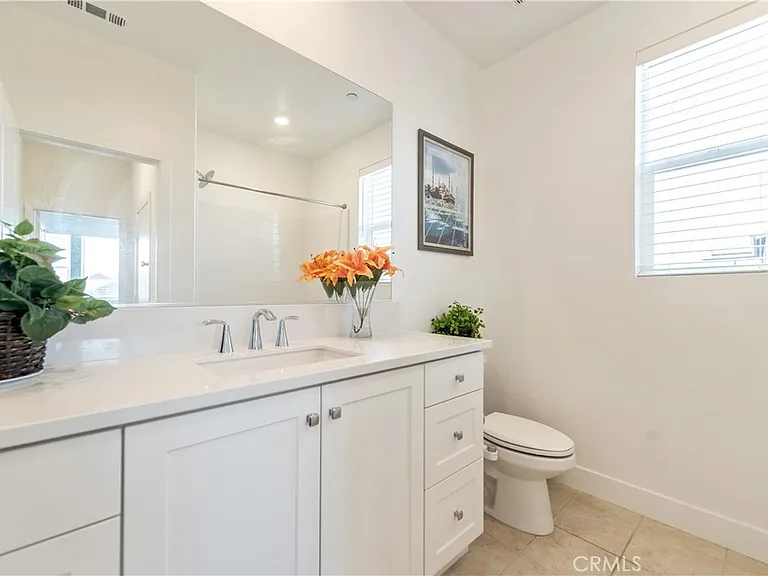 243 Yerba — Photo 32