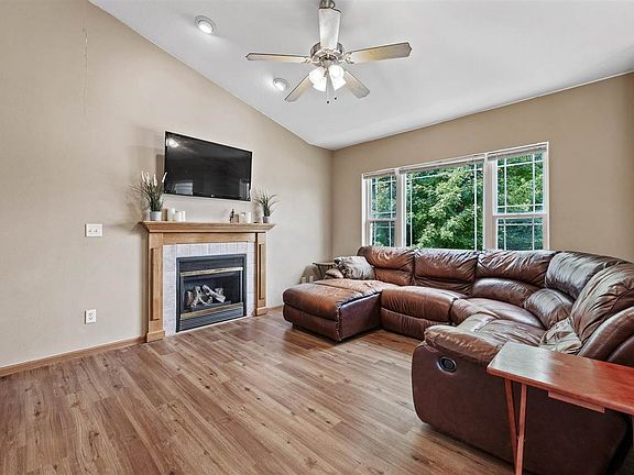 3rd image of 70 Colton Dr S