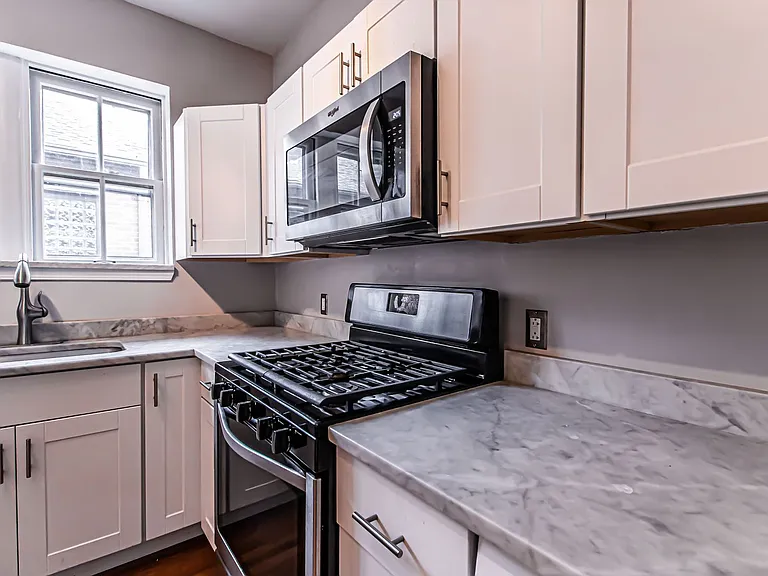 (292) 7366 Pershing — Photo 8