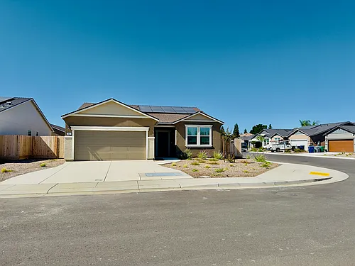 560 Riley Ave Photo 1