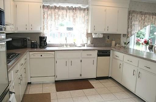 4th image of 16 Cortland Ln