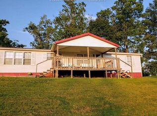 701 Charlotte Dr, Leon, WV 25123