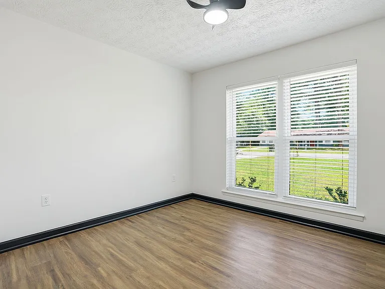 703 Pineview Ct — Photo 17
