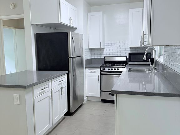 5th image of 426 S Barrington Ave APT 8