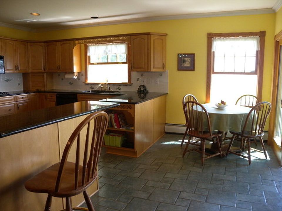 2nd image of 994 N Ann St