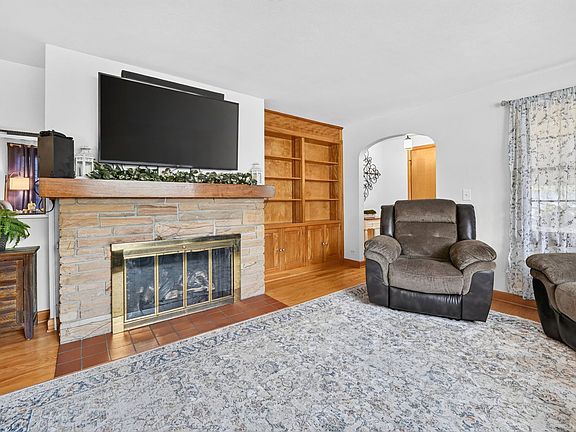 5th image of 649 N Spring St