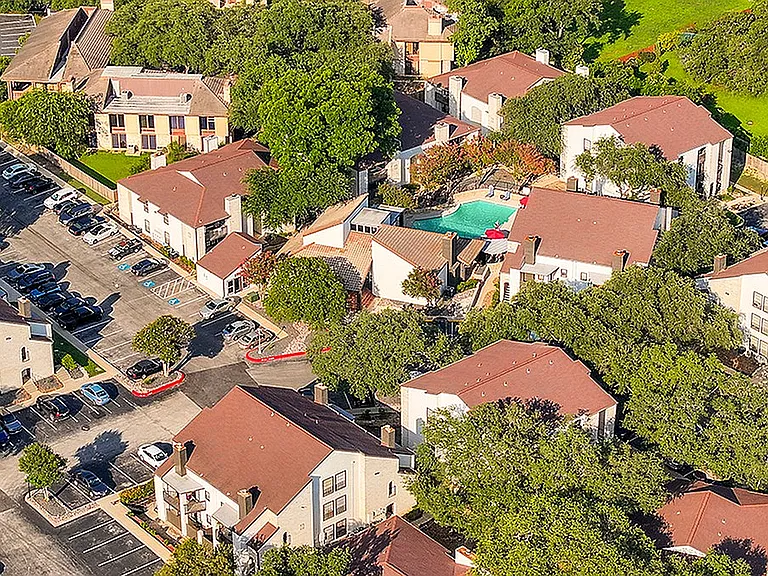 Deer Oaks Apartments — Photo 5