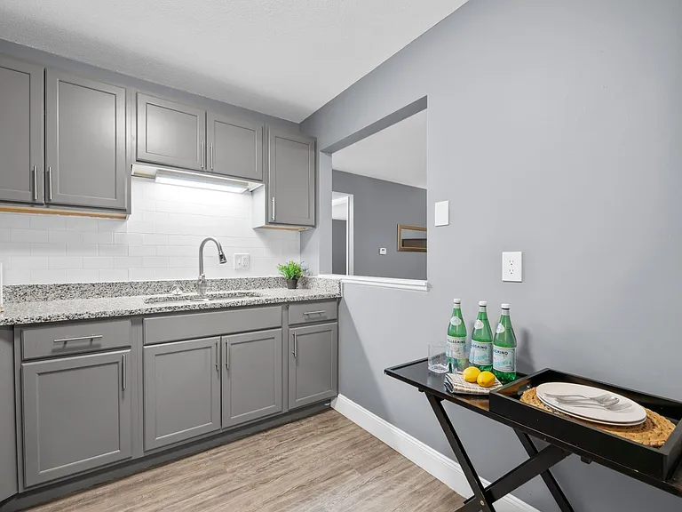 Kingswood Court Apartments and Townhomes — Photo 11