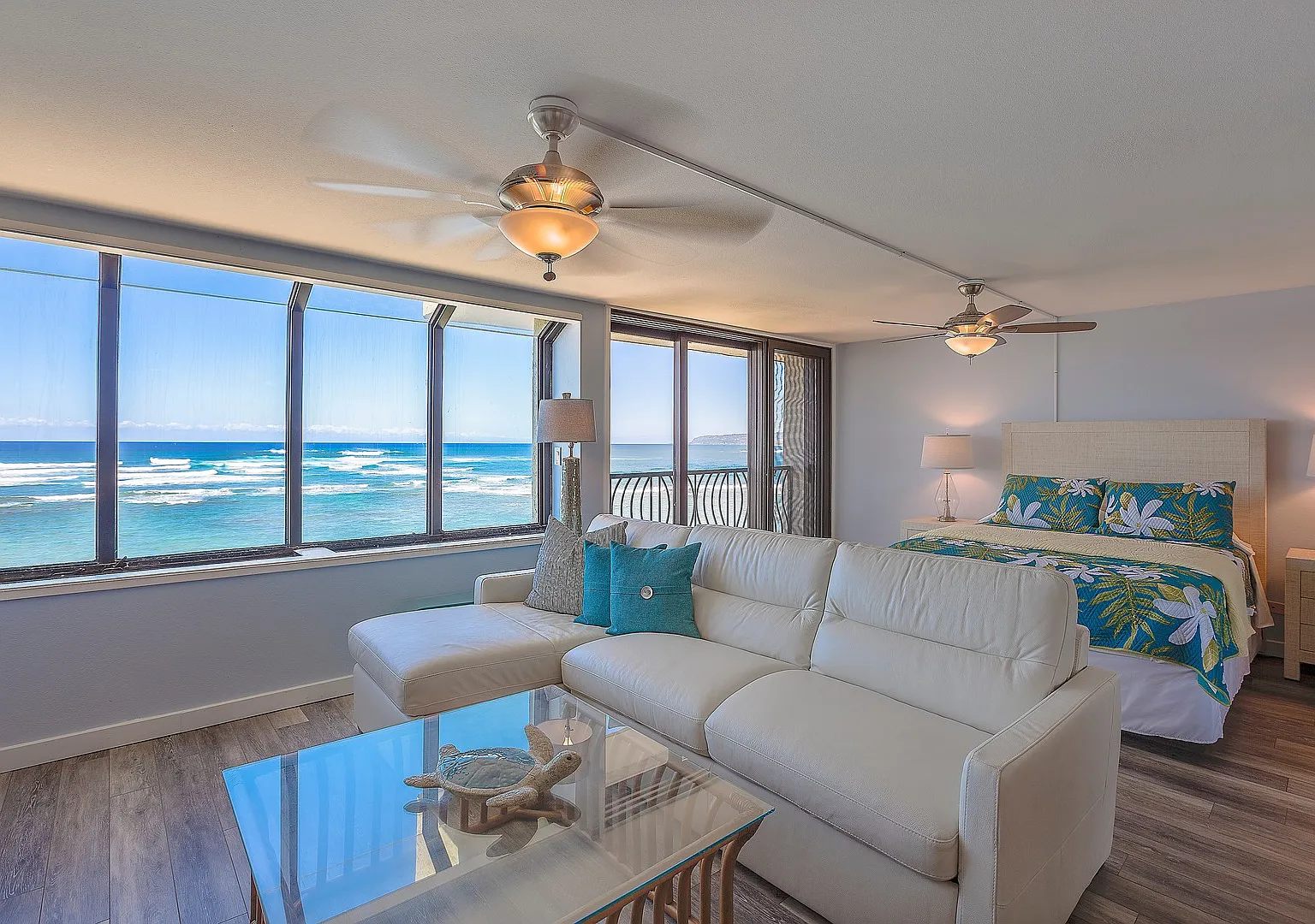 Penthouse - Beach Front End Unit Furnished 2/2/1pkg Condo — Photo 2