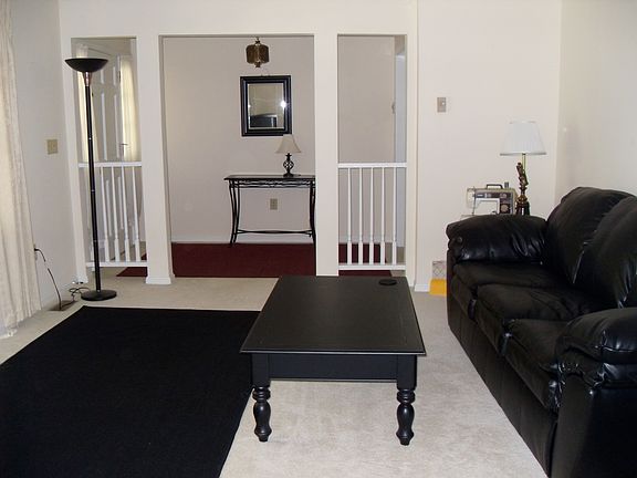 4th image of 806 Summit Dr