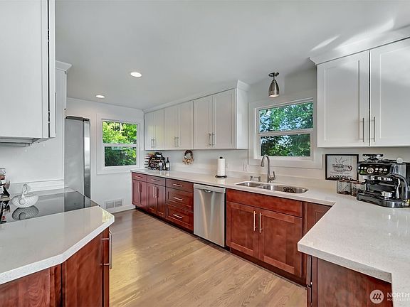 3rd image of 10825 Marine View Drive SW