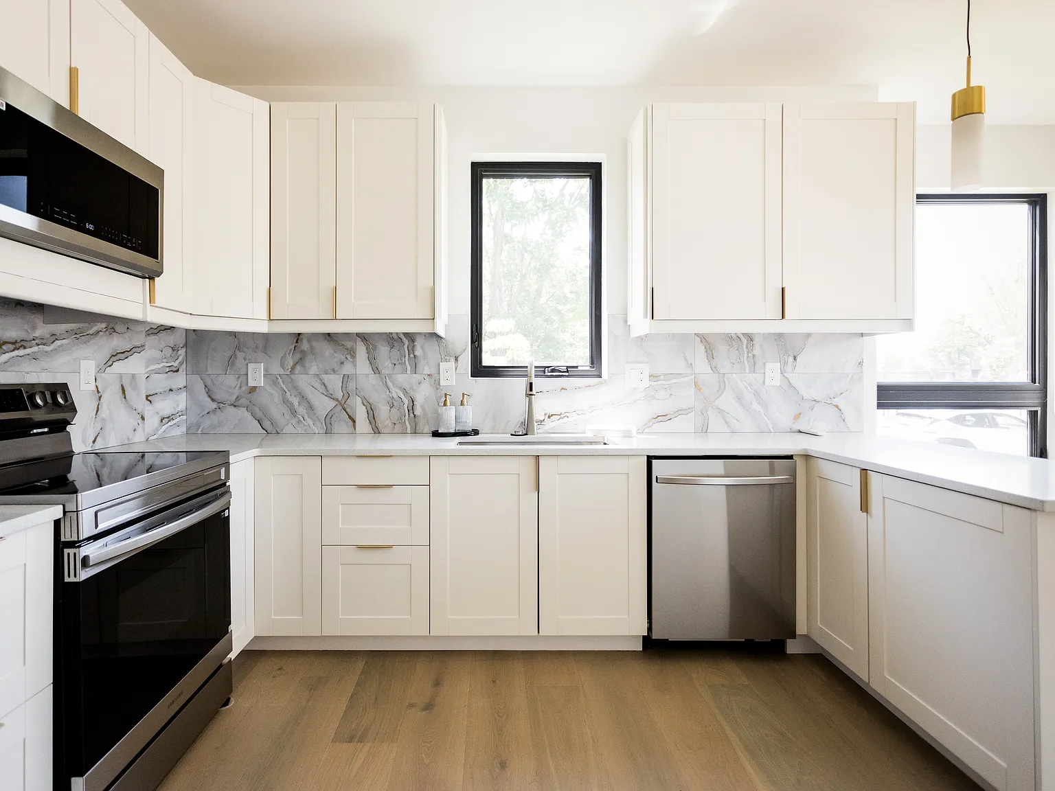 3 bed, 2.5 bath, 1600 sqft, $3,800 — Photo 3
