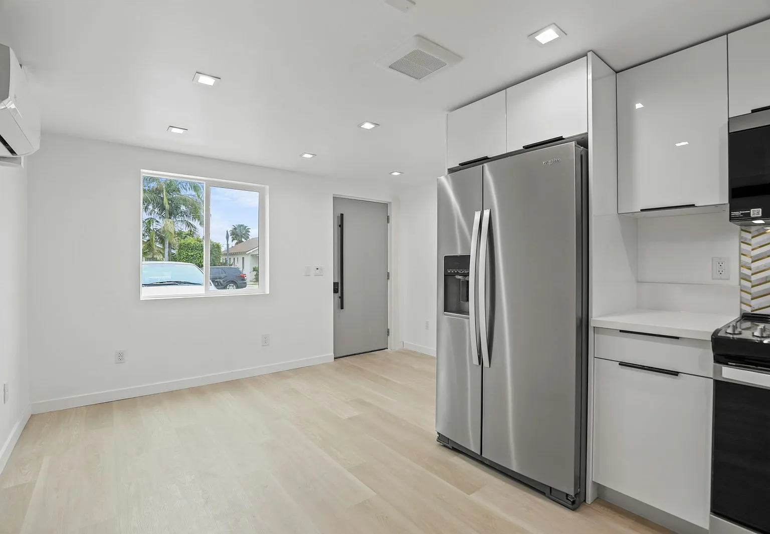 2561 W Avenue 30 — Photo 3