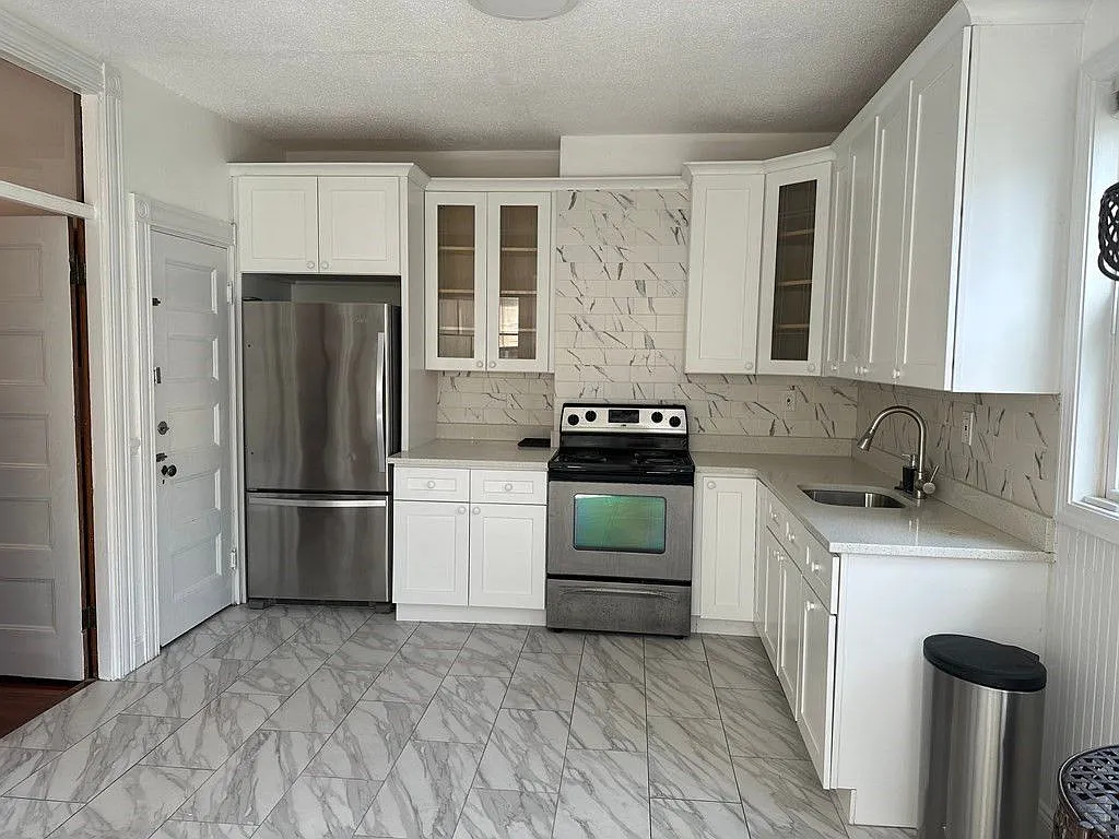 3 bed, 1.0 bath, 950 sqft, $3,650 — Photo 2
