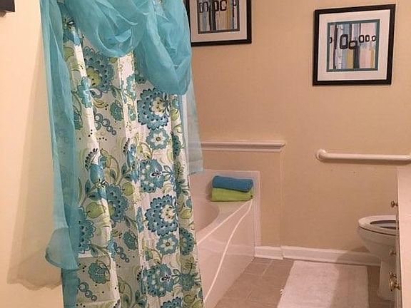 Master Bath w/ Shower & Garden Tub