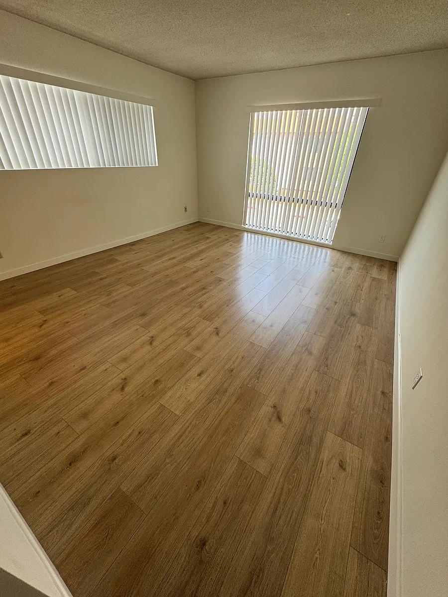 Building Photo - 1275 S Barry Ave #5