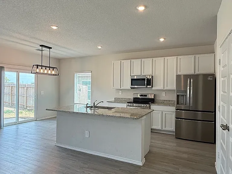 1123 Whitneyway Ln — Photo 3
