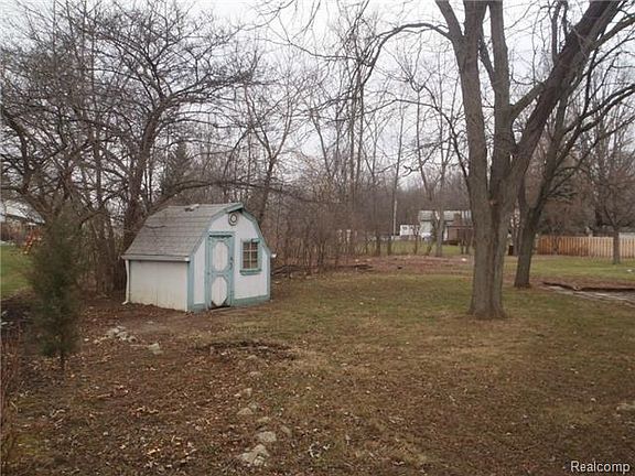 3rd image of 38479 Meadowlawn St