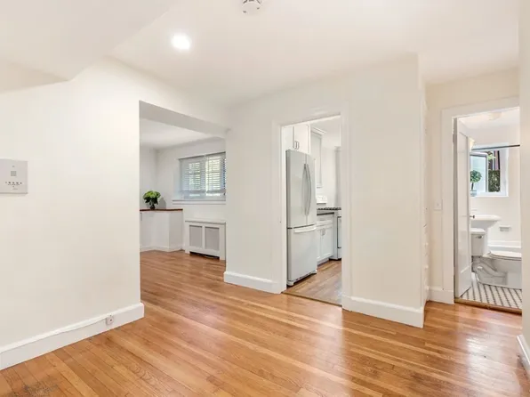 549 Centre St APT 2, Newton, MA 02458