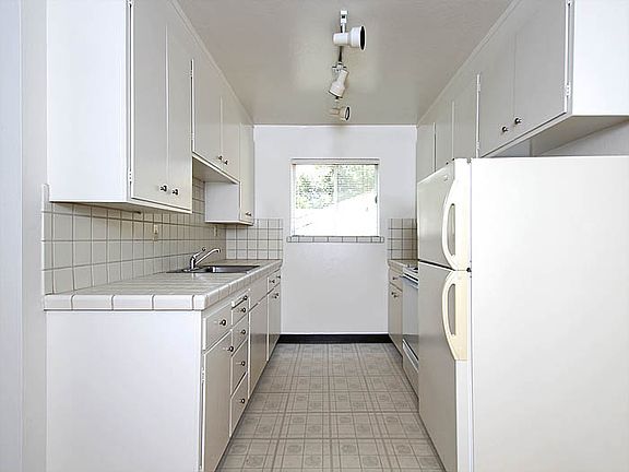 5th image of 562 Kendall Ave APT 21