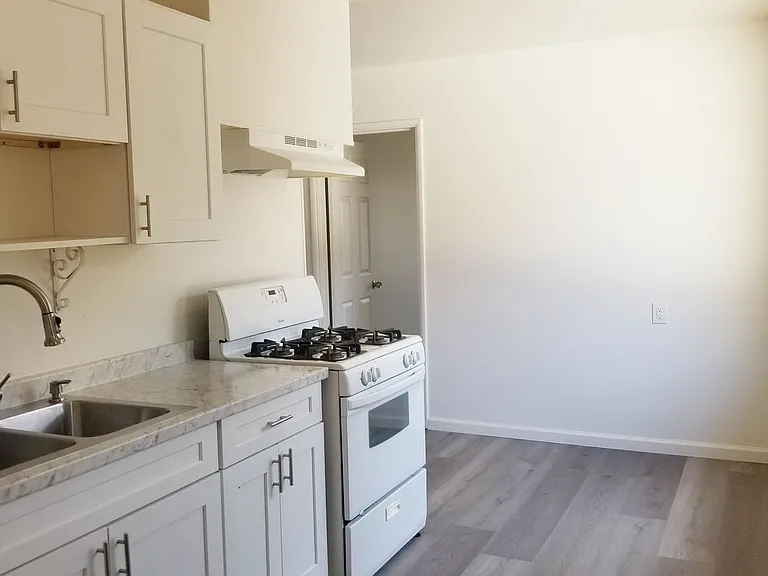 140 E Pearl St — Photo 6