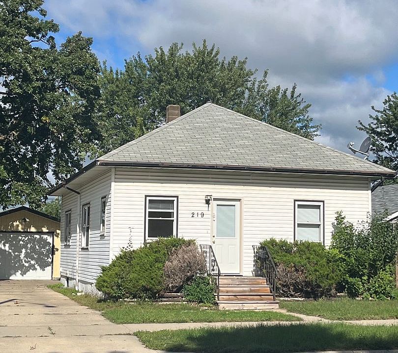 1st image of 219 1st St NE