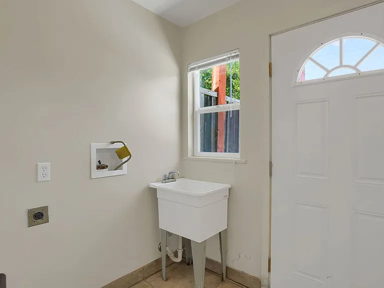 110 Paul Ave — Photo 16
