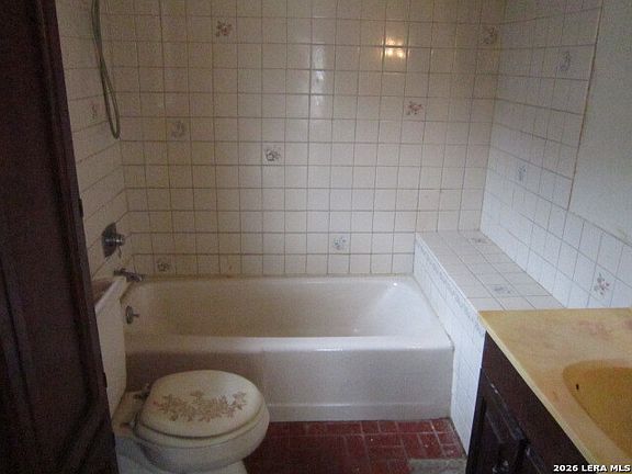 5th image of 215 OAKLEAF DR