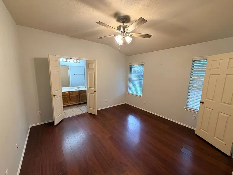 1006 Reynaldo St — Photo 15