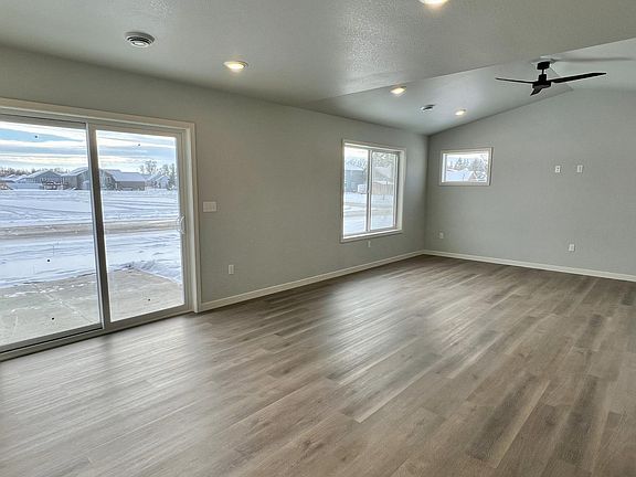 5th image of 1055 Village Ln