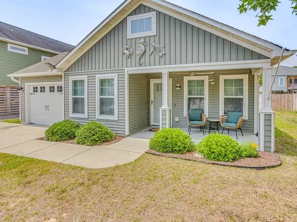 119 NE 4th St, Oak Island, NC 28465